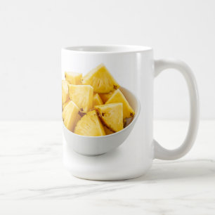 Ananas-Stücke in einer Schüssel Kaffeetasse