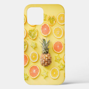 Ananas, umgeben von Zitrusfrüchten iPhone 12 Hülle