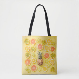 Ananas, umgeben von Zitrusfrüchten Tasche
