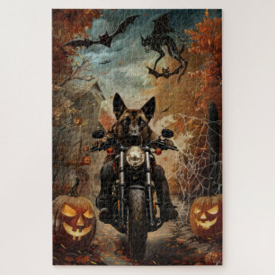 Anatolischer Hirtenhund fährt Motorrad Halloween