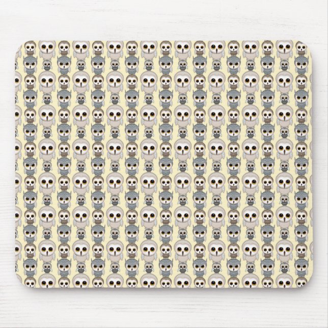 Anbetungswürdige kleine Eulen Muster auf Hellgelb Mousepad (Vorne)