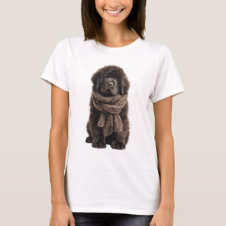 Anbetungswürdiger flauschiger Welpe mit gestrickte T-Shirt