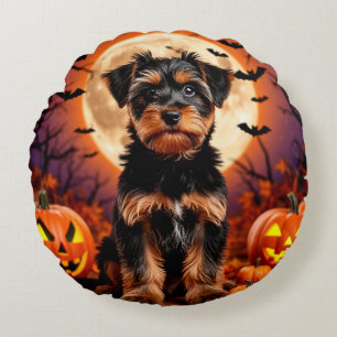 Anbetungswürdiger Welpe mit Halloween-Hintergrund Rundes Kissen