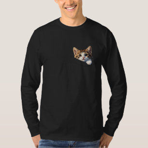 Anbetungswürdiges spähendes Kätzchen im Taschen-T- T-Shirt