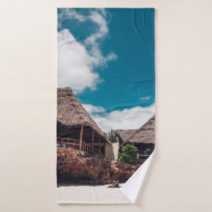 Ancien bungalow tropical en bois sur la plage, un