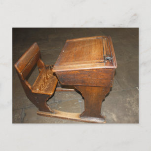Ancien bureau scolaire en bois et chaise carte pos