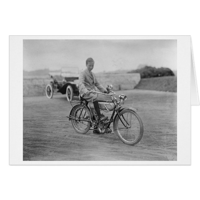 Ancienne motocyclette avec projecteur de lanterne (Devant horizontal)