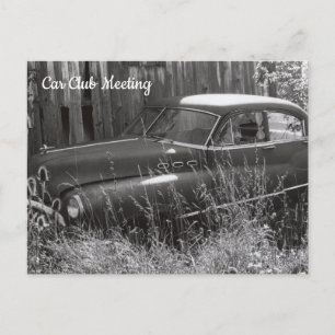 Ancienne voiture abandonnée dans une carte postale