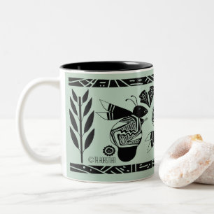 Anciennes abeilles et fleurs sur tasse d'or