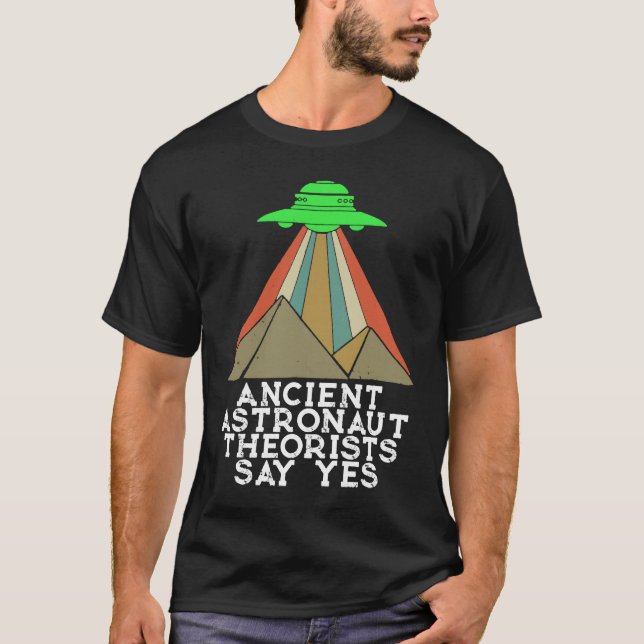 Ancient Astronaut Theorists Say Yes Aliens UFO Pyr T-Shirt (Vorderseite)
