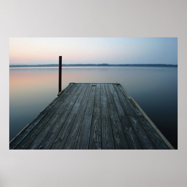 Andocken über ruhiges Wasser bei Morgengrauen Poster (Vorne)