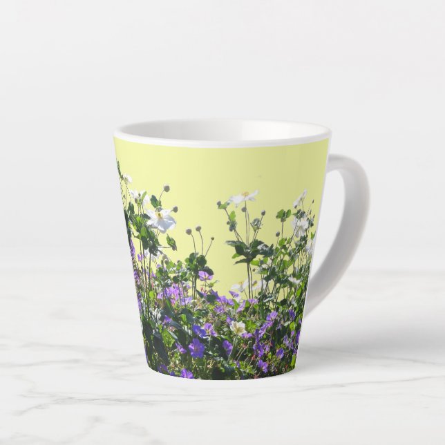 Anemone und Geranerkruste. Gelbe Latte-Tasse Milchtasse (Rechte Ecke)