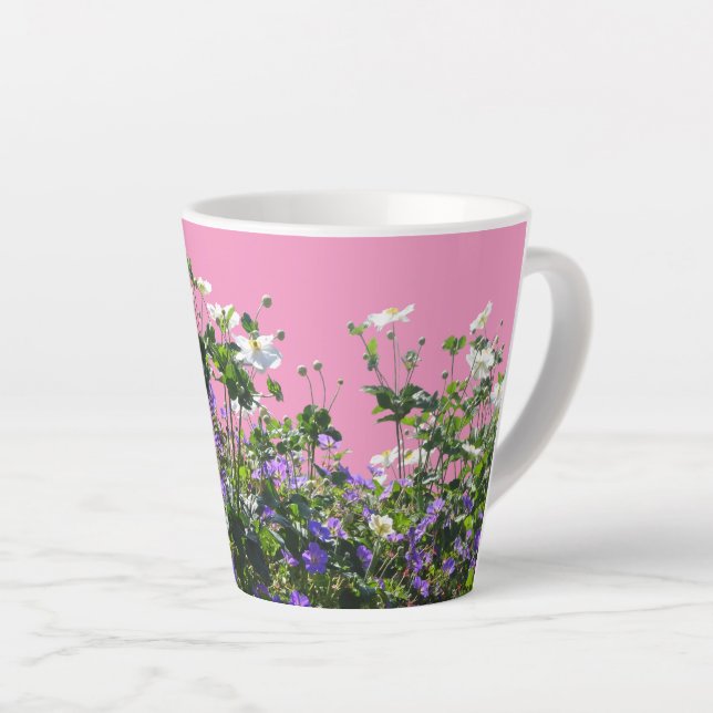 Anemone und Geranerkruste. Rosa Latte Tasse (Rechte Ecke)