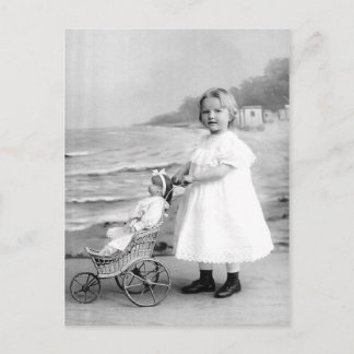 Anfang der 1900er Jahre Mädchen mit ihrer Puppe Postkarte