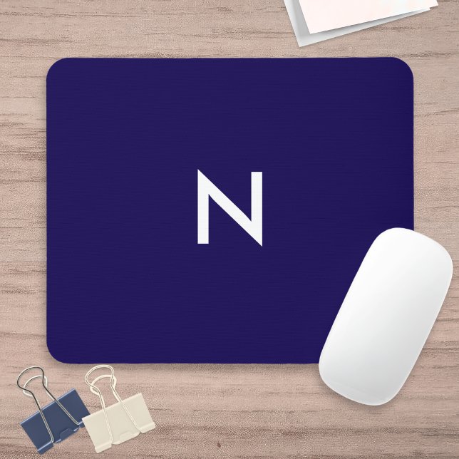 Anfänglich moderne dunkelblaue Minimalistische Mon Mousepad (A minimalist, modern, navy blue mouse mat, personalized with a white monogram initial)