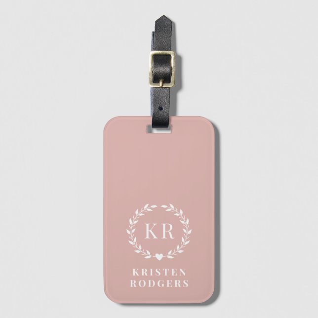 Anfängliche Blush Pink Laurel Wreath Monogram Gepäckanhänger (Vorderseite Vertikal)