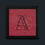 Anfängliche rote Ledertextur Erinnerungskiste<br><div class="desc">Diese personalisierte rustikale Geschenkboxen ist mit einem Imitat aus rotem Leder strukturiert Hintergrund mit einem mit Monogramm Initial für Sie personalisieren. Entworfen von dem weltbekannten Künstler ©Tim Coffey.</div>