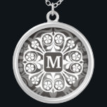 Anfangsbuchstabe-Anhänger-Halskette des Versilberte Kette<br><div class="desc">Zeigen Sie Ihren Stolz in Ihren Initialen,  die einen Monogrammbuchstabeanhänger tragen.
Der silberne zuerstanhänger macht auch ein denkwürdiges Geschenk für jeden möglichen besonderen Anlass für die wichtigen Leute Ihres Lebens.
Reflexionen bietet viele verschiedenen Wahlen in den Entwürfen an,  um Ihr hängendes zuersteinzigartiges und speziell zu machen.</div>