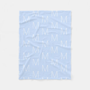 Anfangsbuchstabe des Monogramms himmelblau weiß an Fleecedecke