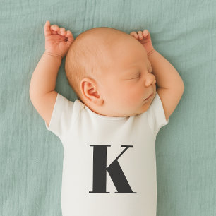 Anfangsbuchstabe   Moderne stilvolle trendige Mono Baby Strampler