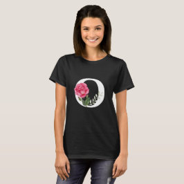 Anfangsbuchstabe O in Weiß mit rosa Rose T-Shirt