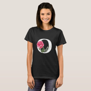 Anfangsbuchstabe O in Weiß mit rosa Rose T-Shirt