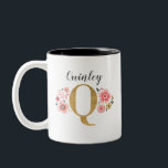 Anfangsbuchstaben für Monogramm Rosa Floral Q Zweifarbige Tasse<br><div class="desc">Eine hübsche Letter J-Tasse. Personalisieren Sie diese wunderschöne rosa blumenmonogramm Tasse für sich selbst oder für einen Freund. Macht ein großartiges Geschenk für Geburtstag,  Weihnachten oder einfach nur weil. Entworfen für Sie von BlackBerry Boulevard.</div>
