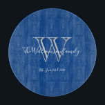 Anfangsdatum Cool Schneidebrett<br><div class="desc">Rustic Blue Monogram Family Name Anfangsdatum Coole Schneideplatte. Personalisiertes Monogramm mit Familienname und Hochzeitdatum in weißer Schrift auf blauem Hintergrund. Ein einzigartiges, niedliches Geschenk für Hochzeiten, Neuvermählte oder Brautparty Geschenke. Lieblich für ihr neues Leben zusammen oder als häusliches Geschenk. Klicken Sie auf diese Vorlage personalisieren, um sie mit Ihrem Monogramm...</div>
