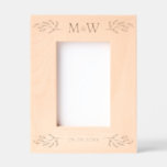 Anfangsdatum Personalisiert Geätzte Rahmen<br><div class="desc">Fügen Sie Ihrem Lieblings-Foto eine Touch von Klasse mit diesem personalisierten Paar Monogramm Initialen und Hochzeitdatum botanische Blätter Design. Moderner,  minimalistischer und einfacher Serif-Schriftart für ein raffiniertes Aussehen. Eine schöne Verlobung,  Hochzeit oder Jubiläumsgeschenk für Braut und Bräutigam. Originelle Kunst von Nic Squirrell.</div>