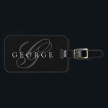 Anfangsname des personalisierten Monogramms Gepäckanhänger<br><div class="desc">Schönes Monogramm-Set vor einem modernen schwarzen Hintergrund. Personalisieren Sie dieses Design mit Ihrem Namen,  Ihrer Initial- und Ihrer Adresse. Passen Sie dieses Design weiter an,  indem Sie den Link "Weiter anpassen" unter dem Vorlagenbereich auf Wunsch personalisieren.</div>