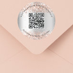 Angaben zur Hochzeitsseite QR-Code uAwg silber Ros Runder Aufkleber<br><div class="desc">Fügen Sie Ihre URL für Ihre Hochzeitswebsite hinzu. Für Informationen,  Details,  Online-uAwg. Ein Imitat silber aussehender Hintergrund,  mit Rose goldfarben Konfetti dekoriert.</div>