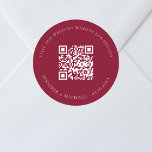 Angaben zur QR-Codierung der Hochzeitwebsite uAwg  Runder Aufkleber<br><div class="desc">Fügen Sie Ihre URL für Ihre Hochzeitswebsite hinzu. Für Informationen,  Details,  Online-uAwg. Ein bordeauxfarbener Hintergrund,  weißer Text.</div>