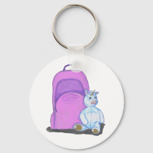Angefüllter Unicorn sitzt durch einen lila Schlüsselanhänger