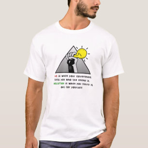 Angehobene Faustsolidarität gegen T-Shirt