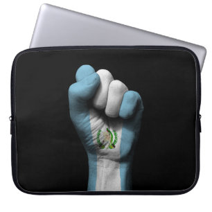 Angehobene geballte Faust mit guatemaltekischer Laptopschutzhülle