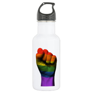 Angehobene zusammengepreßte Faust mit Gay Trinkflasche