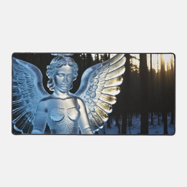 Angel Eisskulptur im Winterwald bei Sonnenuntergan Schreibtischunterlage (Vorderseite)