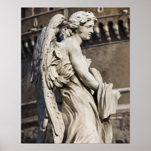Angel-Skulptur mit Bekleidung und Würfeln auf Sant Poster (Vorne)