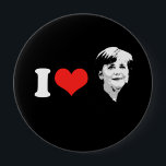 Angela Merkel Button<br><div class="desc">PoliticalT-shirts.com: Durchsuchen Sie das ganze Spektrum politischer Geschenke und Bekleidung. Politische Autoaufkleber,  Hoodies,  Knöpfe,  Magnete,  Tasse,  Plakate und vieles mehr.</div>