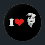 Angela Merkel Button<br><div class="desc">PoliticalT-shirts.com: Durchsuchen Sie das ganze Spektrum politischer Geschenke und Bekleidung. Politische Autoaufkleber,  Hoodies,  Knöpfe,  Magnete,  Tasse,  Plakate und vieles mehr.</div>