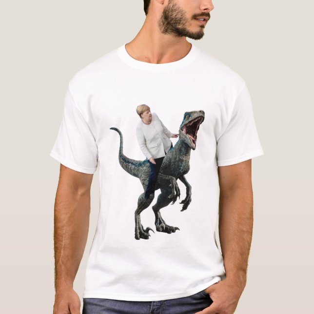 Angela Merkel reitet auf einem Velociraptor-Sticke T-Shirt (Vorderseite)