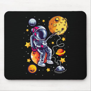Angelnder Astronaut im Weltraum Planeten Galaxie F Mousepad