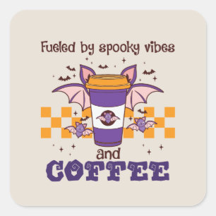 Angenährt von Spooky Vibes und Kaffee Quadratischer Aufkleber