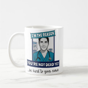 Angepasste männliche Krankenschwester - Grund, war Kaffeetasse