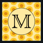 Angepasstes Monogramm mit gelben Sonnenblumen. Poster<br><div class="desc">Ein Muster aus gelben Sonnenblumen mit einem Monogramm-Design. Der Anfangsbuchstabe des Monogramms ist auf einem hellgelben und schwarzen Kreis. Der Anfangsbuchstabe kann geändert werden,  um dieses Element zu personalisieren. Ein schönes Blumendesign.</div>