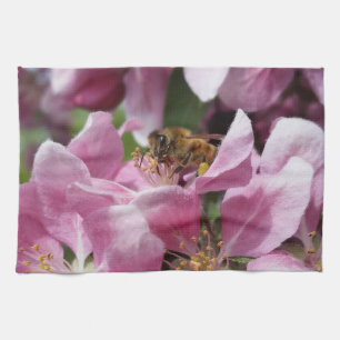 Angery Honey Bee On Pink Crabapple Blüte Küchentuch