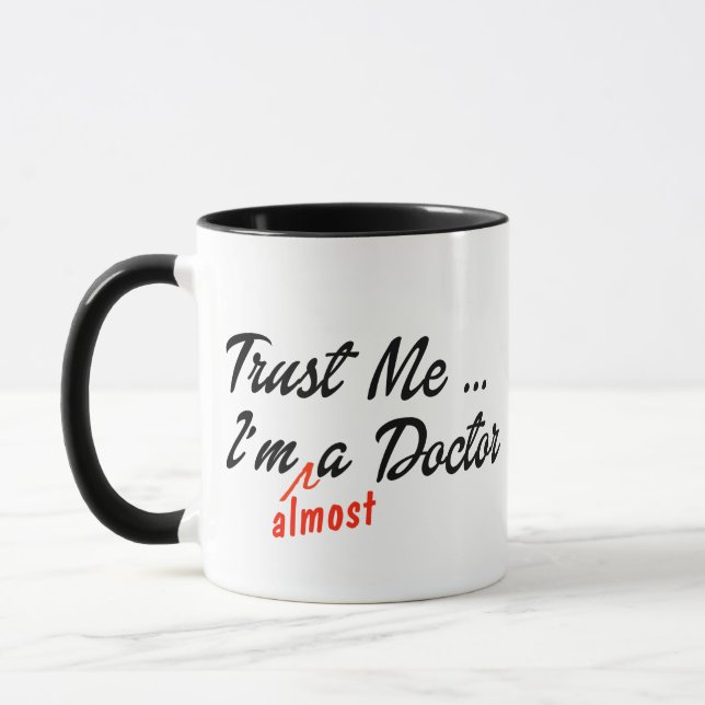 Angesagt Vertraue mir, ich bin fast Doktor Medical Tasse (Links)