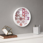 Angesagte Abstrakte Halbkreise Fusion Art Muster Uhr<br><div class="desc">Schöne zeitgenössische Lila taupe, violett lila, korallenrot, rot-rot-rot-rot-weiß-farbene geometrische Kreise und Halbkreise Muster auf einem knusprigen weißen Hintergrund. Elegantes, stilvolles und eklektisches minimalistisches Design für den künstlerischen Innenarchitekten, den künstlerischen Dekorator, den beliebten angesagten Trendsetter, den Vintagen Retro-Stil oder den abstrakten geometrischen Motiv-Liebhaber. Entdecken Sie dieses Design mit den Farben der...</div>