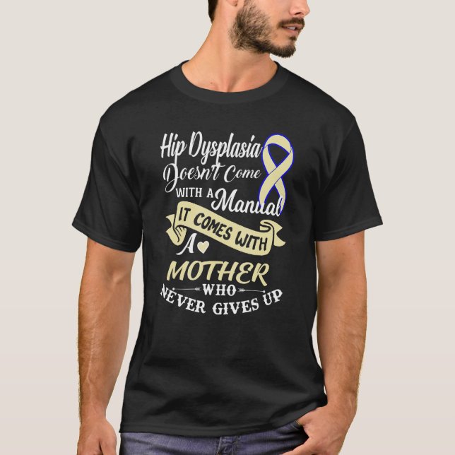 Angesagte Dysplasie mit einer Mutter, die niemals  T-Shirt (Vorderseite)
