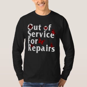 Angesagte und reine Operation aus dem Dienst unter T-Shirt